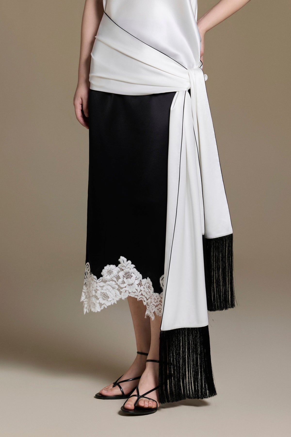 Black Stream-lined Silk Scarf | Catalogue 01