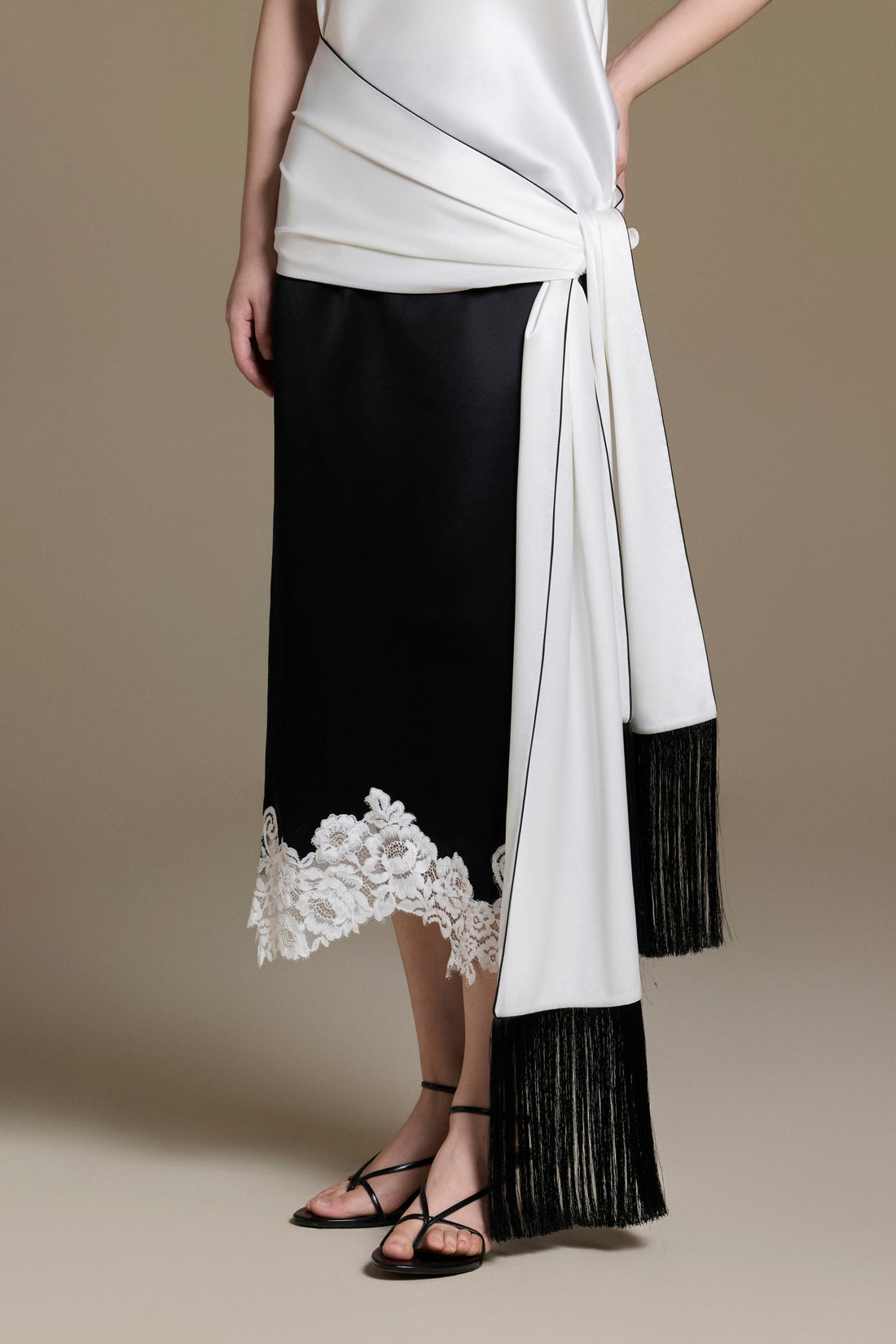Black Stream-lined Silk Scarf | Catalogue 01